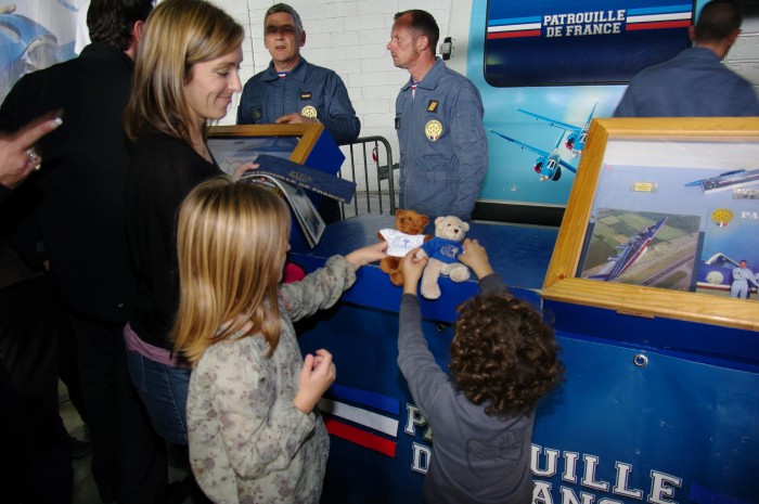 Petits oursons vendus par la Patrouille de France.